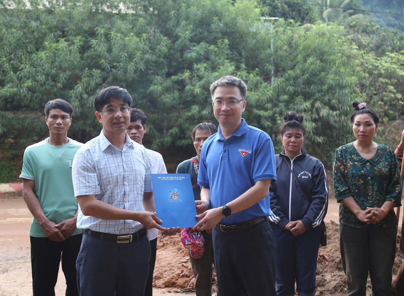 Dịp này, Trung ương Đoàn, Trung ương Hội LHTN Việt Nam và Tỉnh Đoàn Sơn La đã trao tặng quà cho xã Huổi Một... Dịp này, Trung ương Đoàn, Trung ương Hội LHTN Việt Nam và Tỉnh Đoàn Sơn La đã trao tặng quà cho xã Huổi Một...