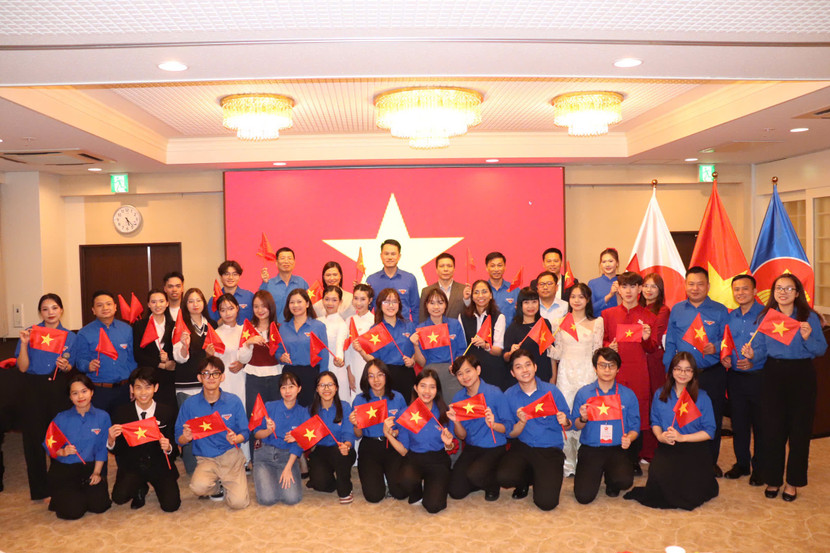 Các bạn trẻ Việt Nam trẻ ở nước ngoài hưởng ứng hành trình "Tôi yêu Tổ quốc tôi"