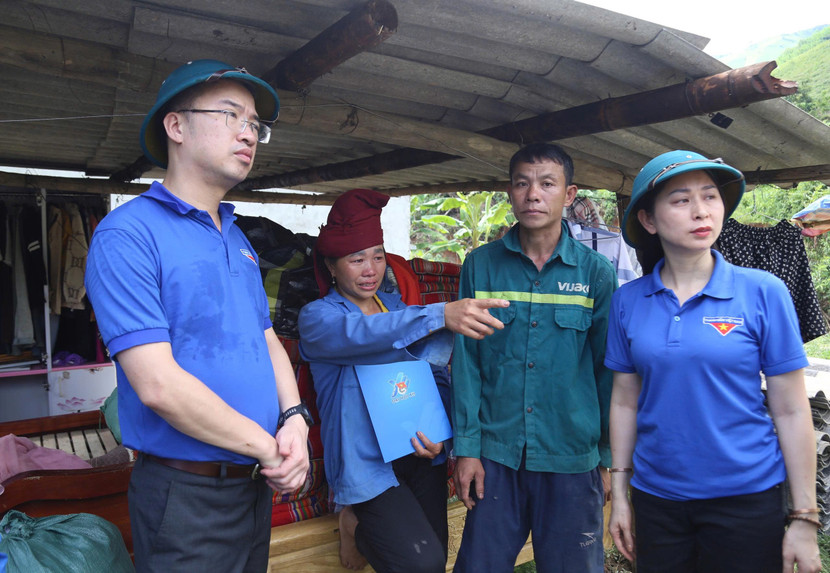 Anh Nguyễn Tường Lâm và các thành viên đoàn công tác đến thăm, tặng quà cho người dân tại các xã bị ảnh hưởng, thiệt hại mưa lũ trên địa bàn tỉnh Sơn La Anh Nguyễn Tường Lâm và các thành viên đoàn công tác đến thăm, tặng quà cho người dân tại các xã bị ảnh hưởng, thiệt hại mưa lũ trên địa bàn tỉnh Sơn La