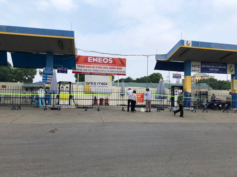 Lực lượng chức năng thực hiện phong tỏa cây xăng Sang Mạn, gần chợ đầu mối phía Nam