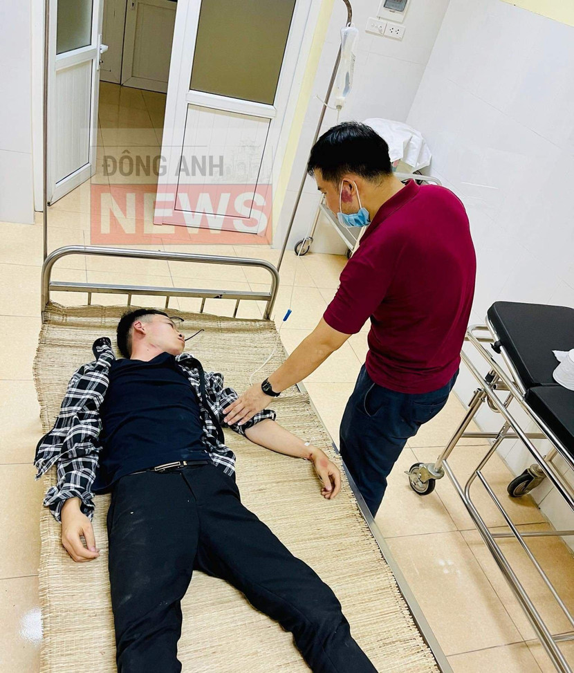 Công an xã Xuân Canh động viên thanh niên sau khi được cấp cứu qua cơn nguy kịch (ảnh Fanpage Đông Anh news cung cấp)