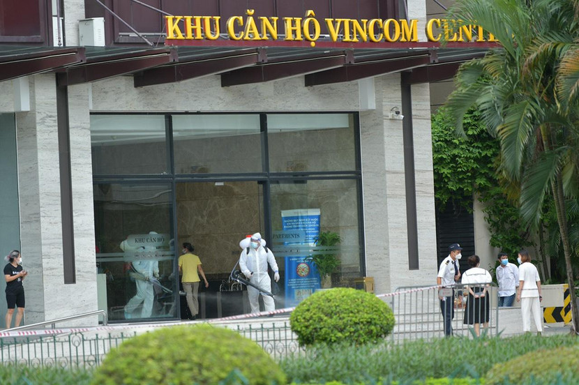 Lực lương y tế phun khử khuẩn khu vực xung quanh nơi phải phong tỏa