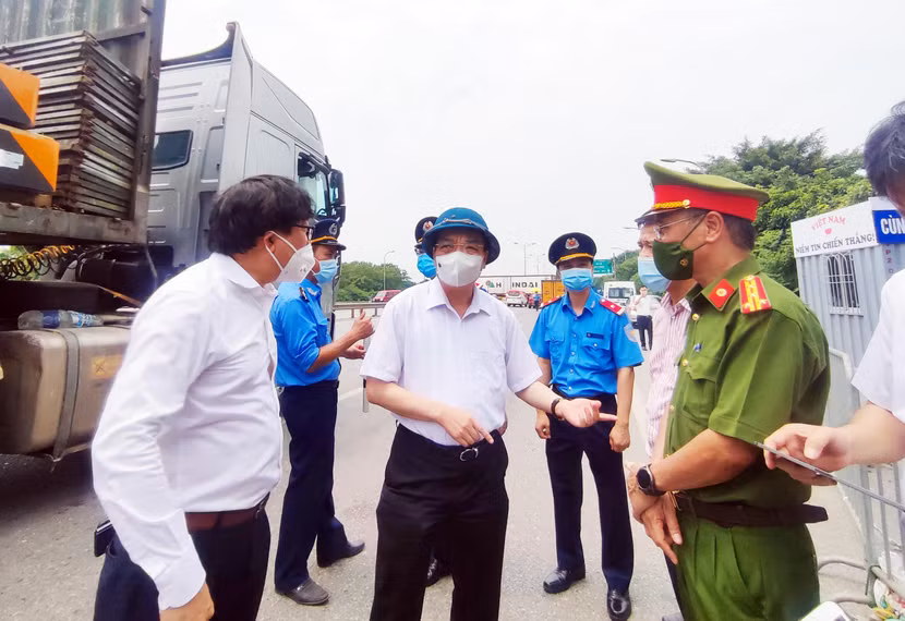 Chủ tịch UBND TP Hà Nội chỉ đạo tại chốt kiểm soát số 5, cầu Phù Đổng (huyện Gia Lâm) Chủ tịch UBND TP Hà Nội chỉ đạo tại chốt kiểm soát số 5, cầu Phù Đổng (huyện Gia Lâm)