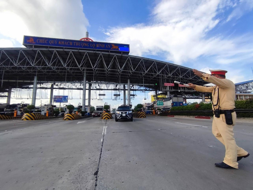 CSGT Hà Nội phân luồng phương tiện ở chốt kiểm soát Pháp Vân