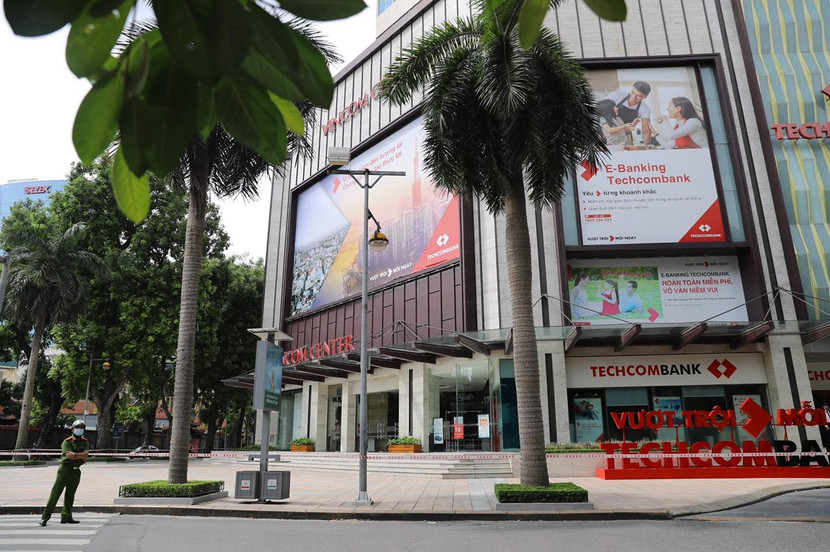 UBND phường Lê Đại Hành cho biết, sau khi có thông tin về 1 trường hợp bảo vệ tại Vincom Bà Triệu có kết quả dương tính SARS-CoV-2, lực lượng chức năng đã tiến hành phong tỏa tạm thời Vincom Bà Triệu