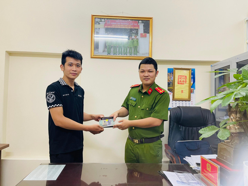 CAP Mễ Trì trao trả tài sản cho anh Hoàng Minh Công sau 6 tháng tìm người... CAP Mễ Trì trao trả tài sản cho anh Hoàng Minh Công sau 6 tháng tìm người...