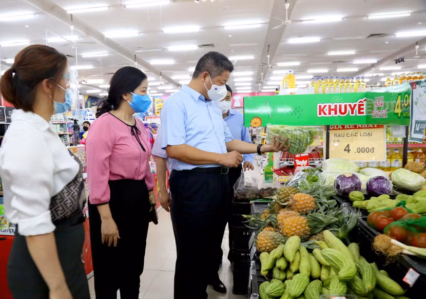 Phó Chủ tịch UBND TP Hà Nội Nguyễn Mạnh Quyền kiểm tra việc cung ứng hàng hóa ở siêu thị Lan Chi (thị trấn Chúc Sơn, Chương Mỹ)