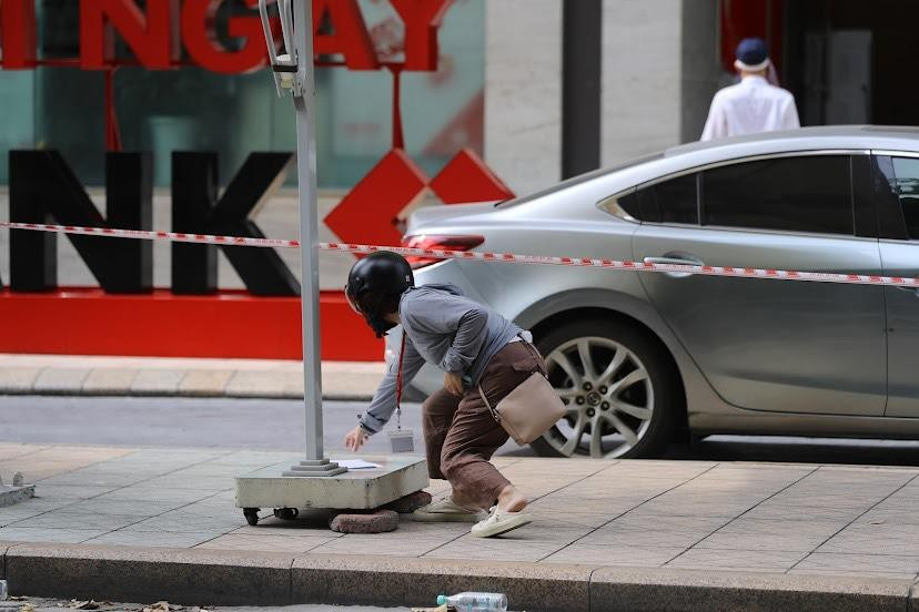 Một người dân cố lấy đồ vật ở sát khu vực phong tỏa