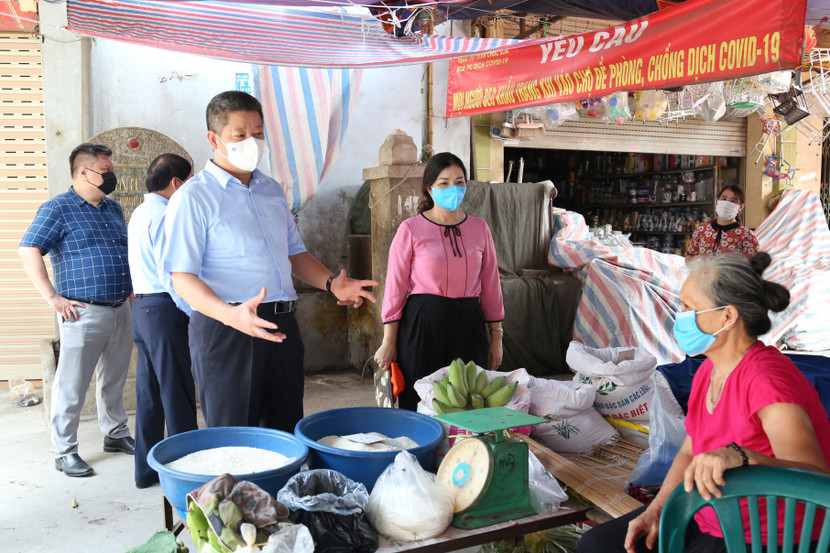 Phó Chủ tịch UBND TP Hà Nội Nguyễn Mạnh Quyền động viên tiểu thương chợ trung tâm thị trấn Chúc Sơn (Chương Mỹ)