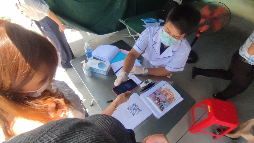 Khai báo y tế bằng quét mã QR tại chốt kiểm soát dịch bệnh cửa ngõ Thủ đô