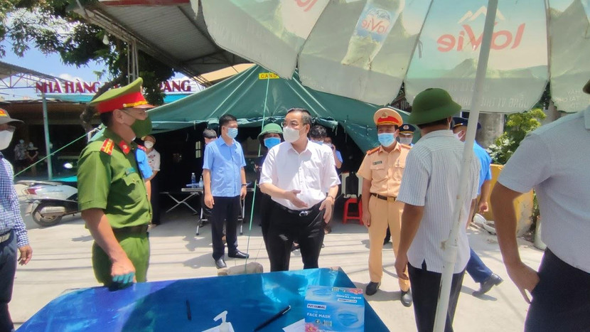 Chủ tịch UBND TP Hà Nội Chu Ngọc Anh kiểm tra tại chốt kiểm soát dịch bệnh cửa ngõ Thủ đô