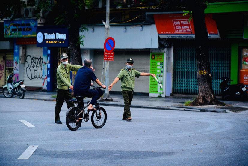 Lực lượng chức năng nhắc nhở người dân khi ra khỏi nhà vì lý do không chính đáng sáng 24-7 tại Hà Nội Lực lượng chức năng nhắc nhở người dân khi ra khỏi nhà vì lý do không chính đáng sáng 24-7 tại Hà Nội