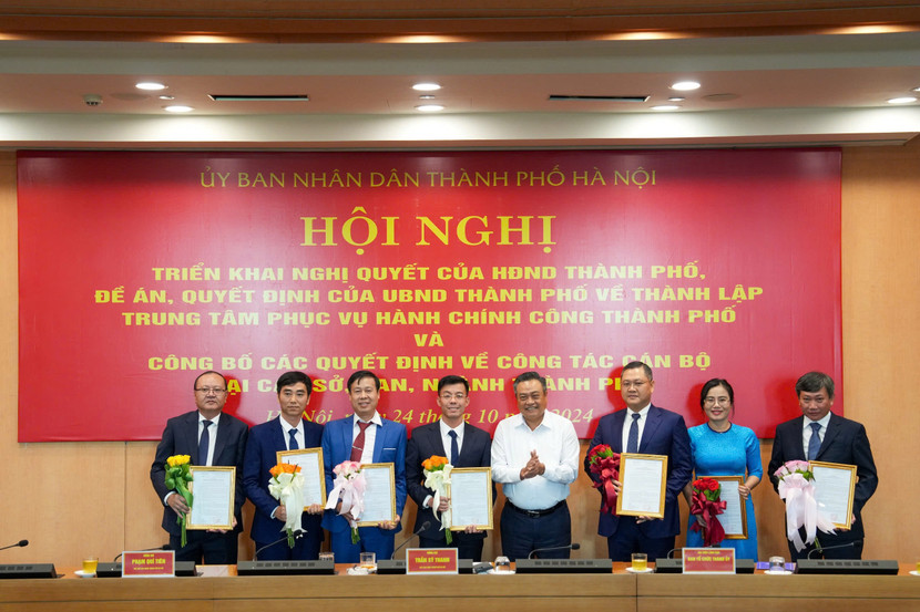 Chủ tịch UBND TP Hà Nội trao quyết định và chúc mừng các đồng chí được giao trọng trách Chủ tịch UBND TP Hà Nội trao quyết định và chúc mừng các đồng chí được giao trọng trách