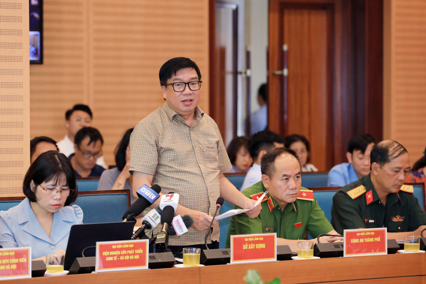 Ông Nguyễn Đức Hưng, Giám đốc Trung tâm Quản lý Hạ tầng kỹ thuật Hà Nội (Sở Xây dựng) trả lời báo chí về việc cây đổ sau bão