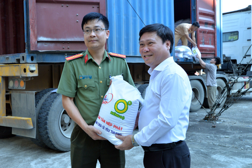 Tổng Biên tập Báo Tuyên Quang Mai Đức Thông tặng quà CAH Yên Sơn