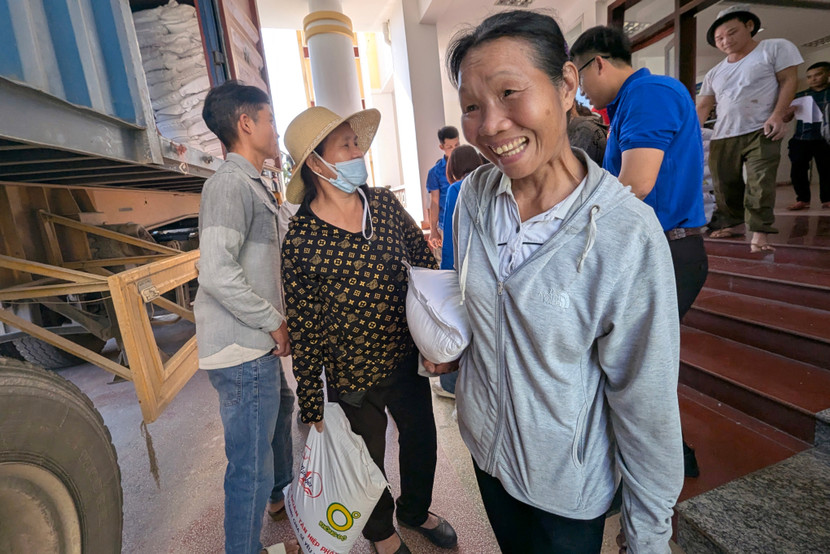 Món quà thiết thực giúp đồng bào vơi bớt khó khăn...