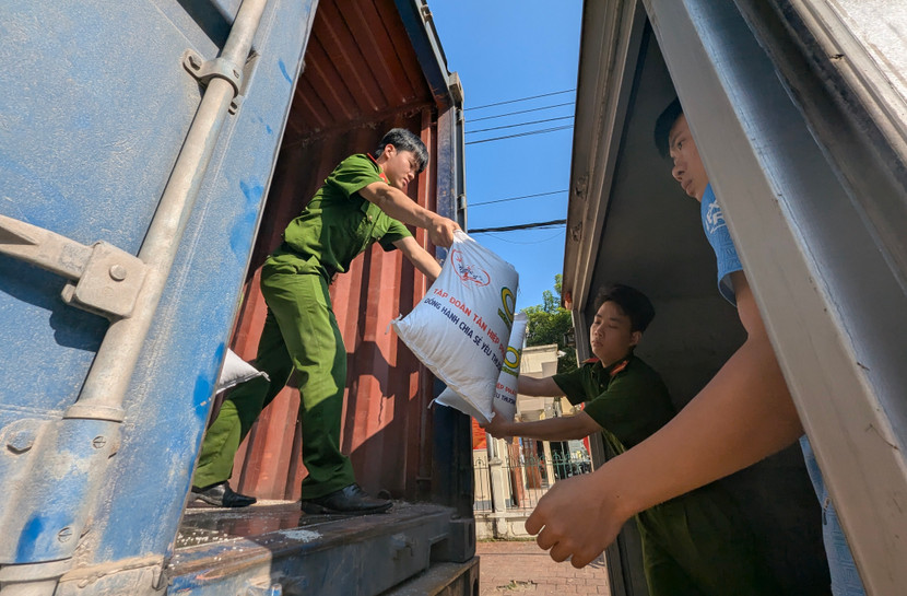 CAH Bắc Quang, tỉnh Hà Giang bố trí xe "tăng bo" vận chuyển ngay gạo tặng đồng bào các xã khó khăn và "chi viện" cho huyện Xín Mần