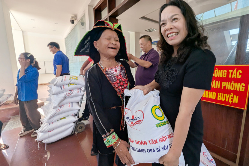 Bà Lý Thị Ninh (58 tuổi ở xã Tứ Quận, huyện Yên Sơn, tỉnh Tuyên Quang) vui lắm...