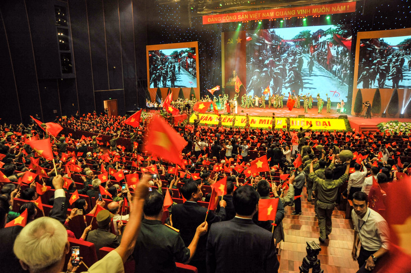 Trung tâm hội nghị Quốc gia với rừng cờ trong ngày lễ kỷ niệm 70 năm Ngày Giải phóng Thủ đô Trung tâm hội nghị Quốc gia với rừng cờ trong ngày lễ kỷ niệm 70 năm Ngày Giải phóng Thủ đô