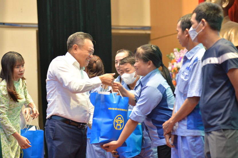 Chủ tịch UBND TP Hà Nội Trần Sỹ Thanh tặng quà của Liên đoàn Lao động TP tới công nhân, người lao động có hoàn cảnh khó khăn trên địa bàn huyện Mê Linh