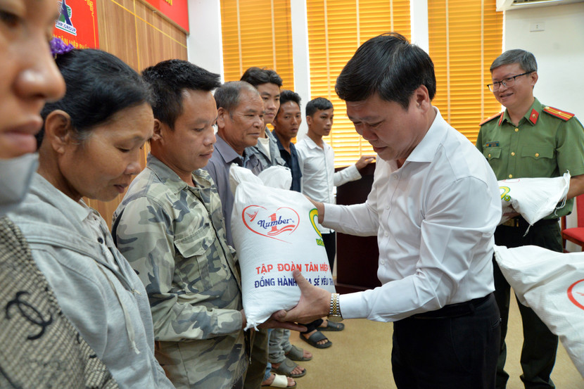 Tổng Biên tập Báo Tuyên Quang Mai Đức Thông tặng quà các hộ dân có hoàn cảnh khó khăn