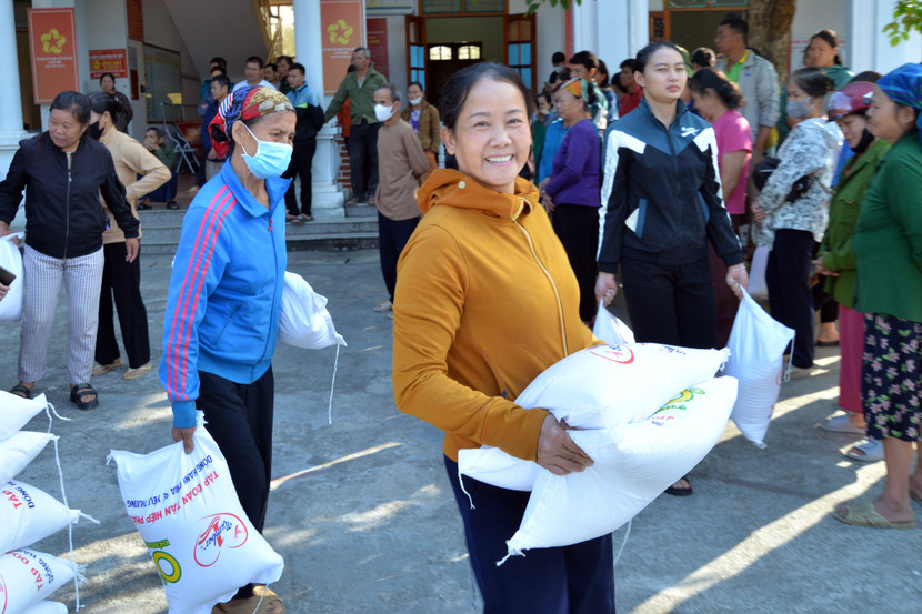 Người dân xã Việt Vinh, huyện Bắc Quang phấn khởi với món quà thiết thực