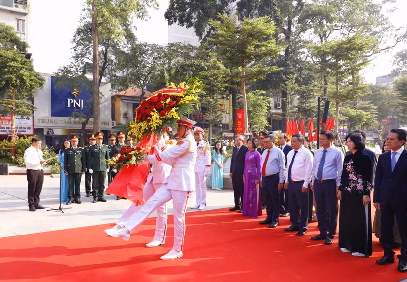 Đoàn đại biểu TP Hà Nội đặt vòng hoa, dâng hương tưởng nhớ các anh hùng, liệt sỹ ở tượng đài “Quyết tử để Tổ quốc quyết sinh”