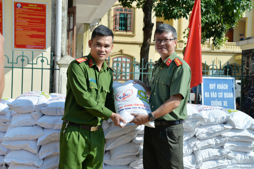 Đoàn công tác An ninh Thủ đô tặng 5 tấn gạo tới CAH Bắc Quang, tỉnh Hà Giang