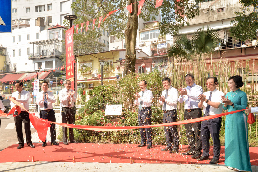 Phó Bí thư Thành ủy, Chủ tịch HĐND TP Nguyễn Ngọc Tuấn cùng đại diện lãnh đạo quận Ba Đình tại Cụm công trình hạ tầng kỹ thuật xung quanh hồ Trúc Bạch