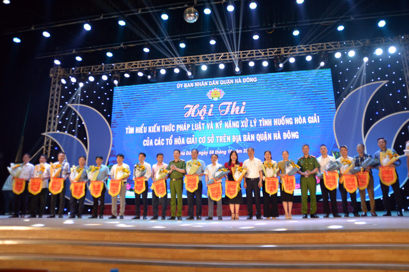 Thiếu tướng Nguyễn Hồng Ky, Phó Giám đốc CATP cùng lãnh đạo UBND quận Hà Đông tặng hoa các đội thi