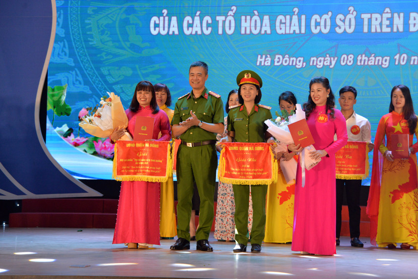 Đại tá Nguyễn Ngọc Quyền, Trưởng CAQ Hà Đông trao giải nhì cho đội thi số 1 (gồm các phường: Nguyễn Trãi, Văn Quán, Phúc La)