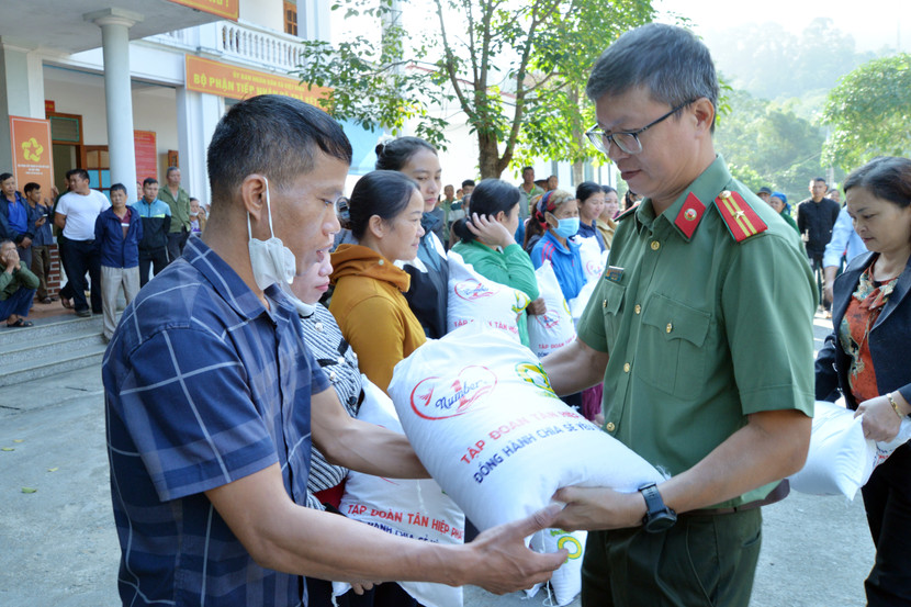 Thiếu tá Nguyễn Chính Trung, Trưởng Ban Phóng viên An ninh Thủ đô tặng gạo tới tay bà con khó khăn ở xã Việt Vinh, huyện Bắc Quang, tỉnh Hà Giang