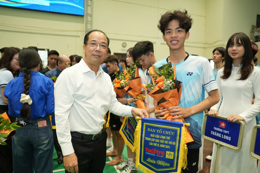 Ông Nguyễn Mạnh Hưng, Tổng Biên tập báo Tuổi trẻ Thủ đô tặng hoa các vận động viên tham gia tranh tài