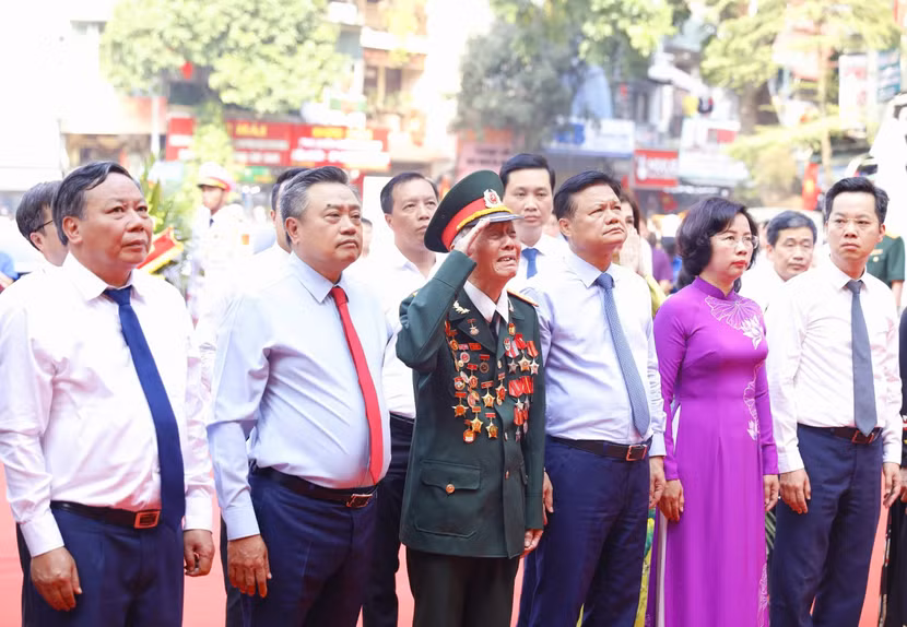 Giây phút xúc động nhớ lại những ngày tháng hào hùng 70 năm trước của người cựu binh...