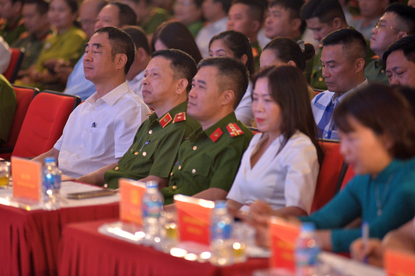 Thiếu tướng Nguyễn Hồng Ky cùng lãnh đạo UBND quận Hà Đông dự và chỉ đạo hội thi