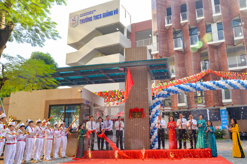 Phó Bí thư Thành ủy, Chủ tịch HĐND TP Nguyễn Ngọc Tuấn cùng đại diện lãnh đạo quận Ba Đình tại buổi lễ