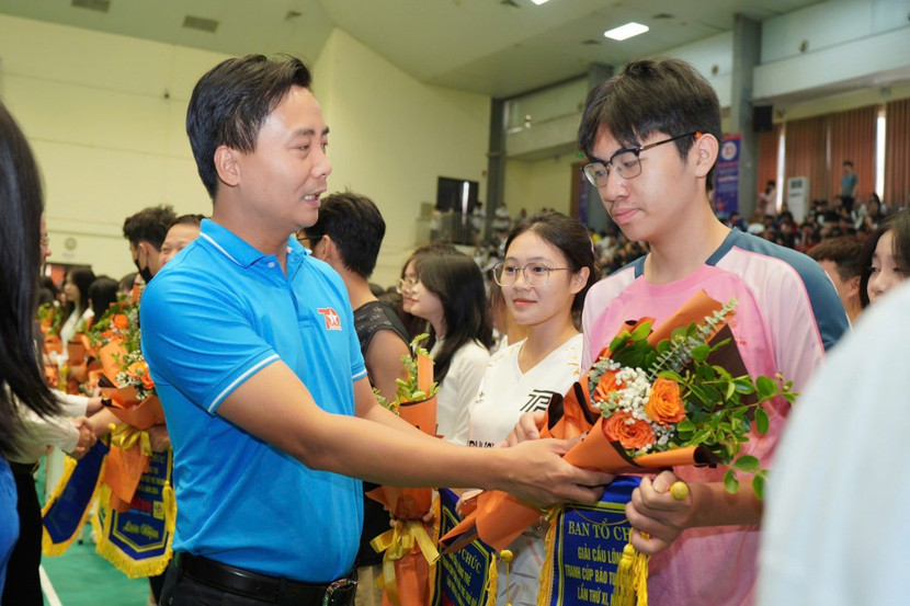 Anh Nguyễn Đức Tiến - Ủy viên BCH Trung ương Đoàn, Phó bí thư Thường trực Thành đoàn, Chủ tịch Hội liên hiệp Thanh niên Việt Nam TP Hà Nội tặng hoa các vận động viên tham gia tranh tài