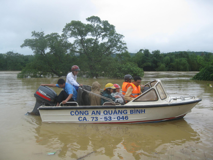 Công an Quảng Bình giúp dân chạy lũ an toàn tại huyện Minh Hóa