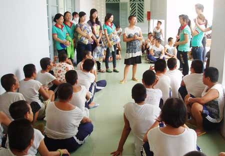 Ngoài sự nâng cao cảnh giác, cần chia sẻ, tổ chức các hoạt động đoàn thể để người tâm thần có thể hòa nhập cộng đồng để sớm khỏi bệnh Ngoài sự nâng cao cảnh giác, cần chia sẻ, tổ chức các hoạt động đoàn thể để người tâm thần có thể hòa nhập cộng đồng để sớm khỏi bệnh