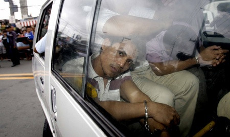 Sau hơn hai giờ bắt cóc con tin, các tên cướp đã phải tự ra hàng