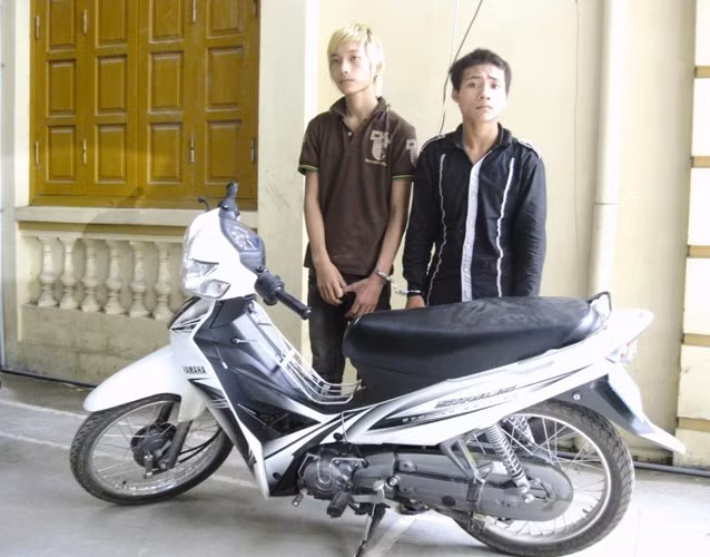 Dương Mạnh Hà (SN1991), Trần Văn Bách (SN1993) trong vụ lừa đảo xe máy lấy tiền chơi game