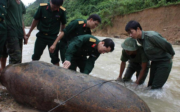 Bộ đội Công binh Bộ CHQS tỉnh TT - Huế vận chuyển quả bom tấn lên bờ đưa về nơi an toàn chờ hủy nổ