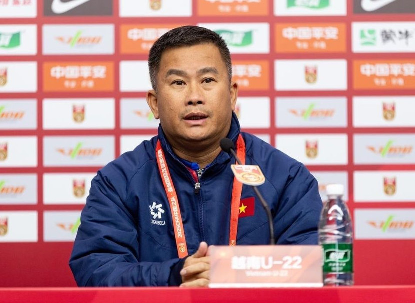 HLV Đinh Hồng Vinh khi còn nắm đội U22 Việt Nam HLV Đinh Hồng Vinh khi còn nắm đội U22 Việt Nam