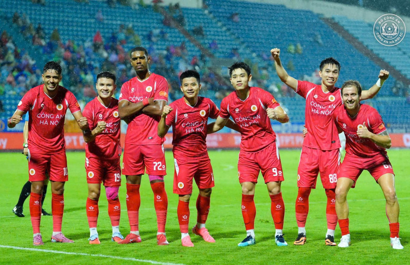 CLB Công an Hà Nội lên nhì bảng V-League