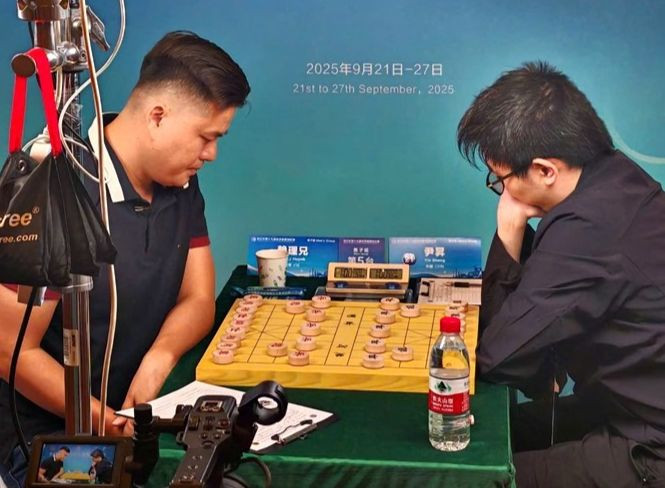 Lại Lý Huynh (trái) trong trận chung kết với Doãn Thăng tại nội dung cờ tiêu chuẩn nam chiều 27-9-2025 (Ảnh: TLKĐ) Lại Lý Huynh (trái) trong trận chung kết với Doãn Thăng tại nội dung cờ tiêu chuẩn nam chiều 27-9-2025 (Ảnh: TLKĐ)