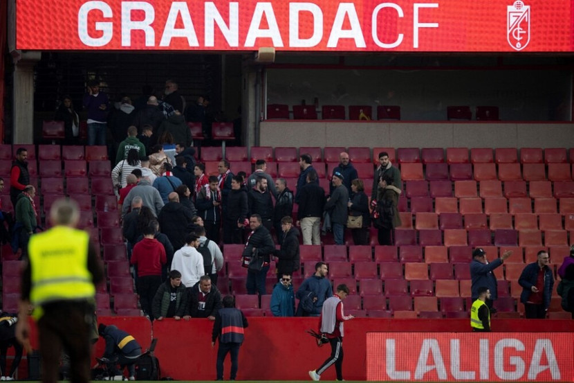 Trận đấu giữa Granada và Athletic Bilbao bị hoãn bởi cái chết của một CĐV trên khán đài