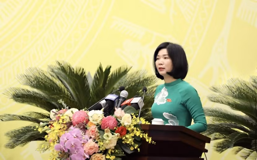 Phó Chủ tịch Thường trực HĐND TP Hà Nội Phùng Thị Hồng Hà báo cáo tại kỳ họp