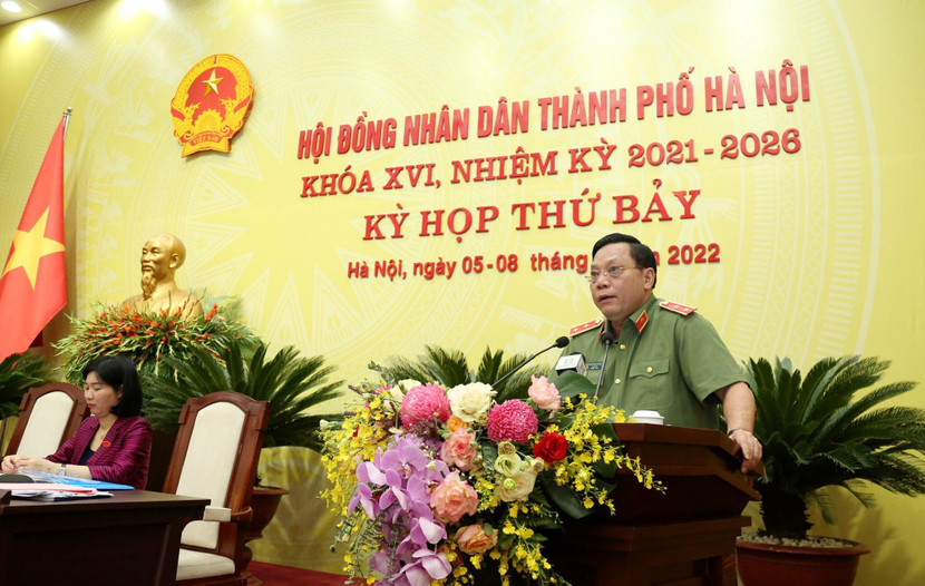 Trung tướng Nguyễn Hải Trung, Giám đốc CATP Hà Nội trình bày tờ trình tại kỳ họp Trung tướng Nguyễn Hải Trung, Giám đốc CATP Hà Nội trình bày tờ trình tại kỳ họp