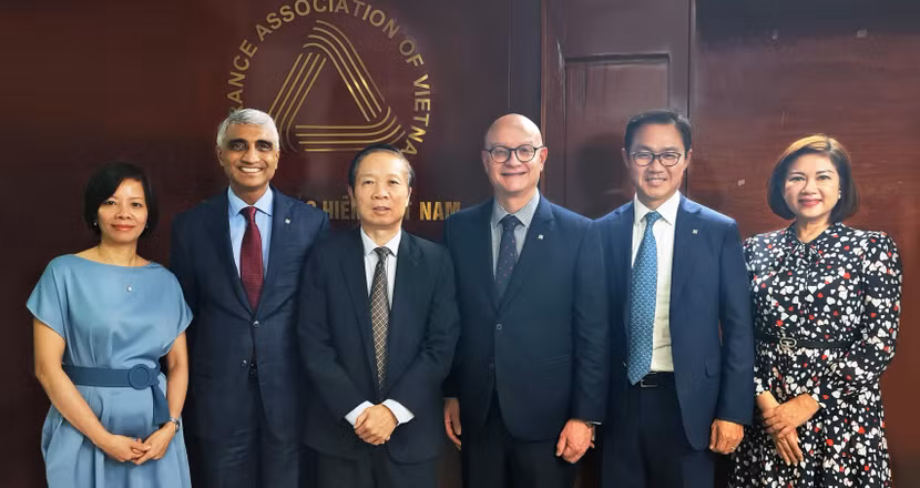 Ông Damien Green Chủ tịch kiêm Giám đốc Điều hành Manulife Châu Á (thứ ba từ phải sang), ông Bùi Gia Anh, Tổng thư ký Hiệp hội Bảo hiểm Việt Nam (thứ ba từ trái sang), ông Sang Lee, Tổng Giám đốc Manulife Vietnam ( thứ hai từ phải sang), ông Sachin Shah, Tổng Giám đốc các Thị trường mới nổi của Manulife châu Á ( thứ hai từ trái sang)