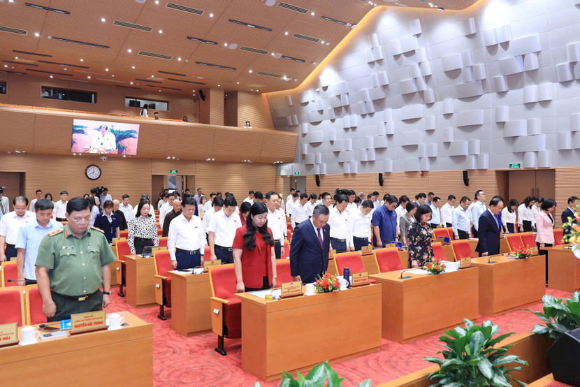 Các đại biểu dự kỳ họp dành 1 phút để tưởng nhớ đồng bào, chiến sỹ đã hy sinh, tử nạn do cơn bão số 3 gây ra